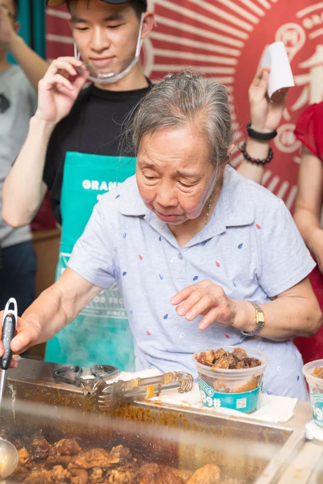 阿婆牛杂加盟店新店开业占据消费者的心