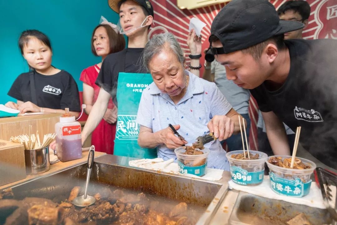 34年未离开芳村的阿婆 出现在这间“阿婆牛杂”！