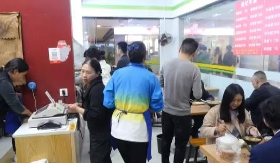 开在河南的阿婆牛杂加盟店，看看食客对牛杂小吃的评价